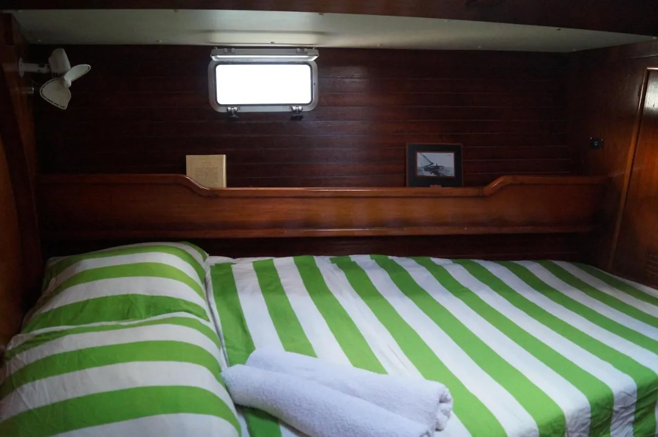 Hotel Voilier Birdie Lorient 0*,  Francia